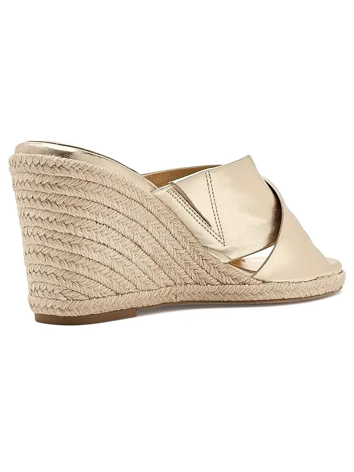 Босоножки на танкетке с перекрестными ремешками Fisella Vince Camuto — 4