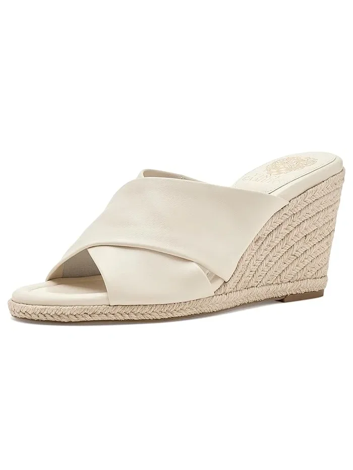 Босоножки на танкетке с перекрестными ремешками Fisella Vince Camuto — 1