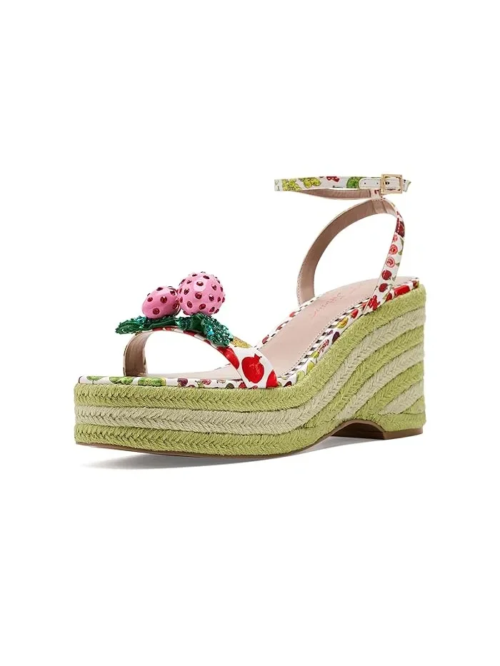 Босоножки на каблуке с принтом клубники Bobbie Blue by Betsey Johnson — 2