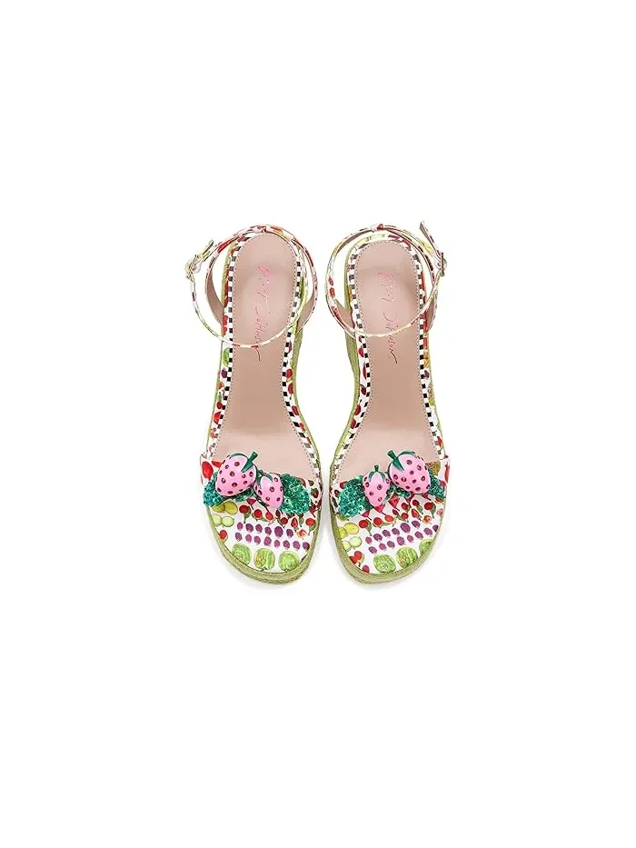 Босоножки на каблуке с принтом клубники Bobbie Blue by Betsey Johnson — 3