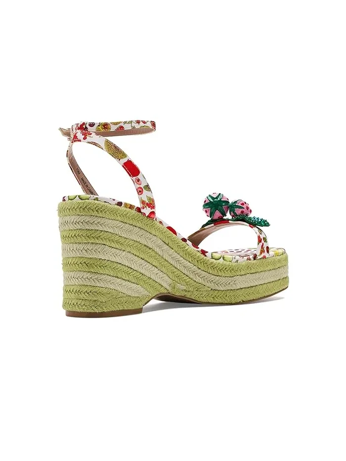Босоножки на каблуке с принтом клубники Bobbie Blue by Betsey Johnson — 4