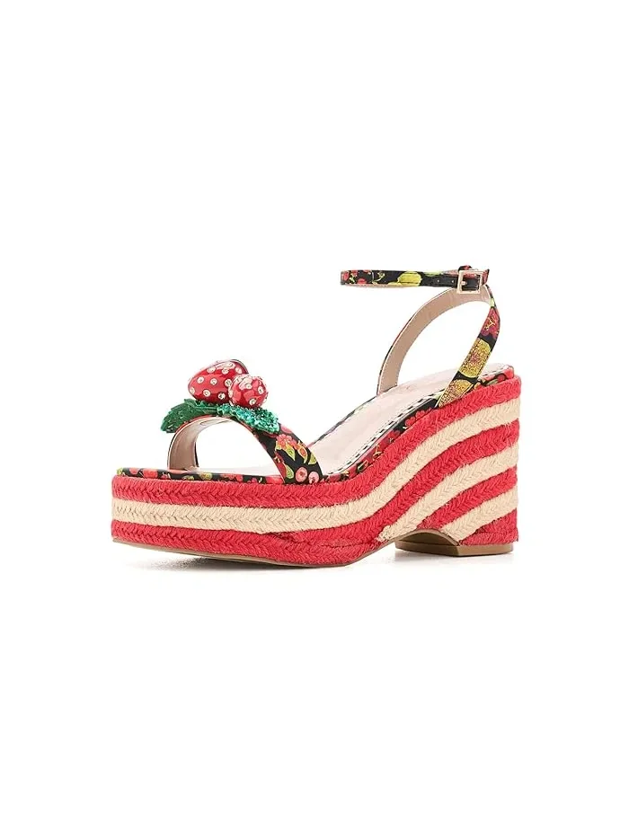Босоножки на каблуке с клубничным принтом Bobbie Blue by Betsey Johnson — 1