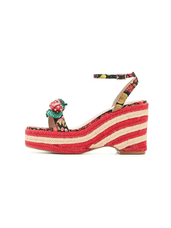 Босоножки на каблуке с клубничным принтом Bobbie Blue by Betsey Johnson — 5