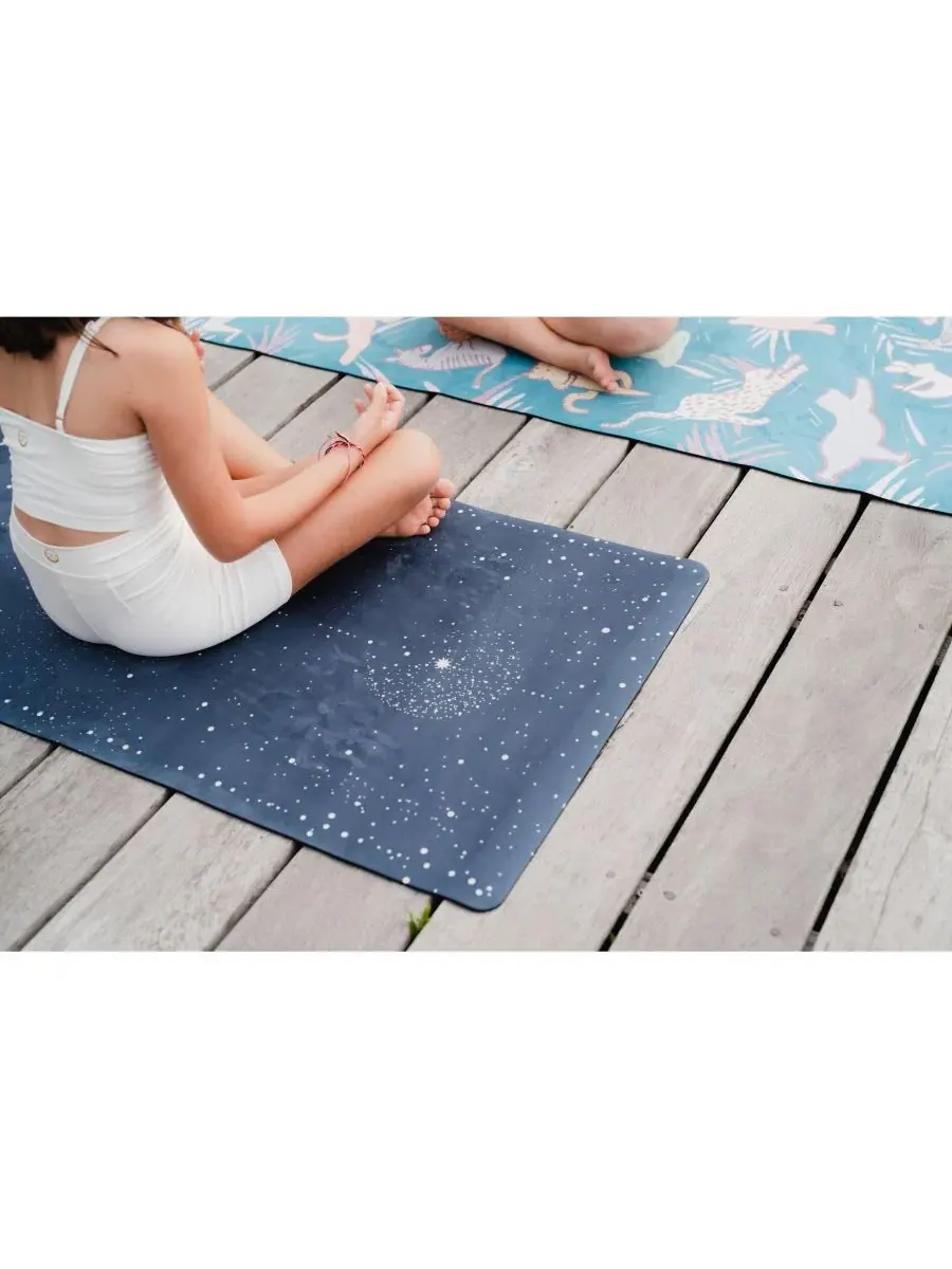 Детский коврик для йоги в одном комплекте (коврик + полотенце) Yoga Design Lab — изображение 6 из 6, темно-синий