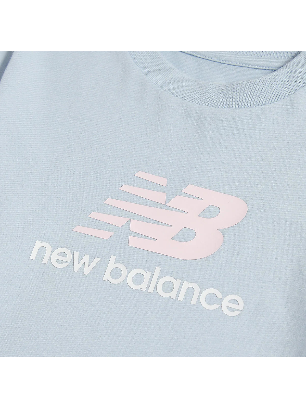 Крупный план логотипа NB и надписи new balance на груди бирюзовой вышивкой.