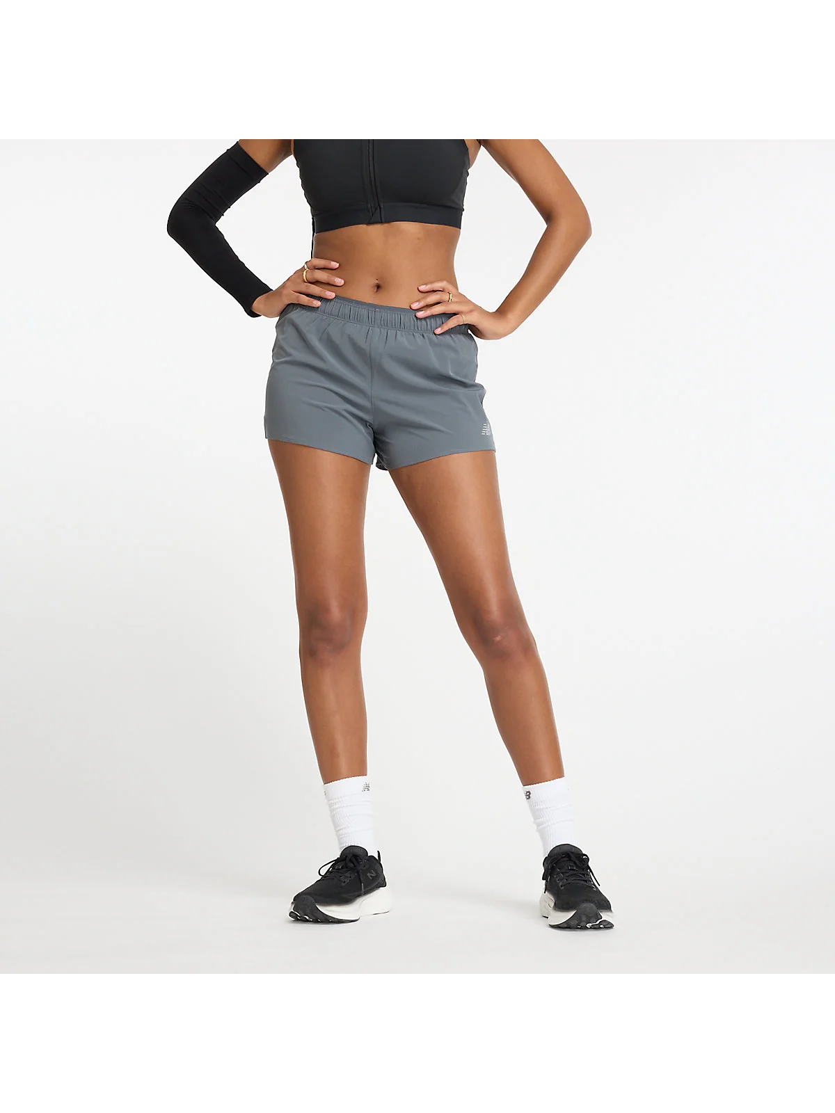 Мандариновые беговые шорты New Balance RC, вид спереди.