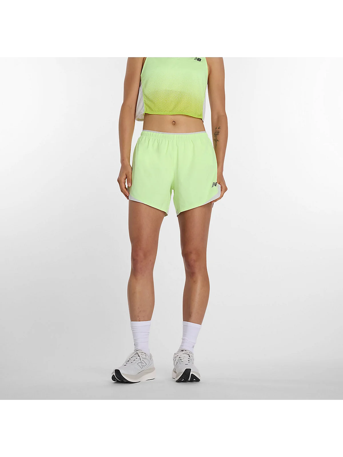 Салатовые с серым беговые шорты New Balance RC с карманами, вид спереди.