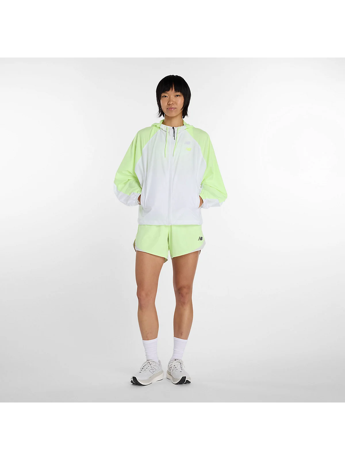Беговые шорты New Balance салатового с серым цвета, вид сбоку.