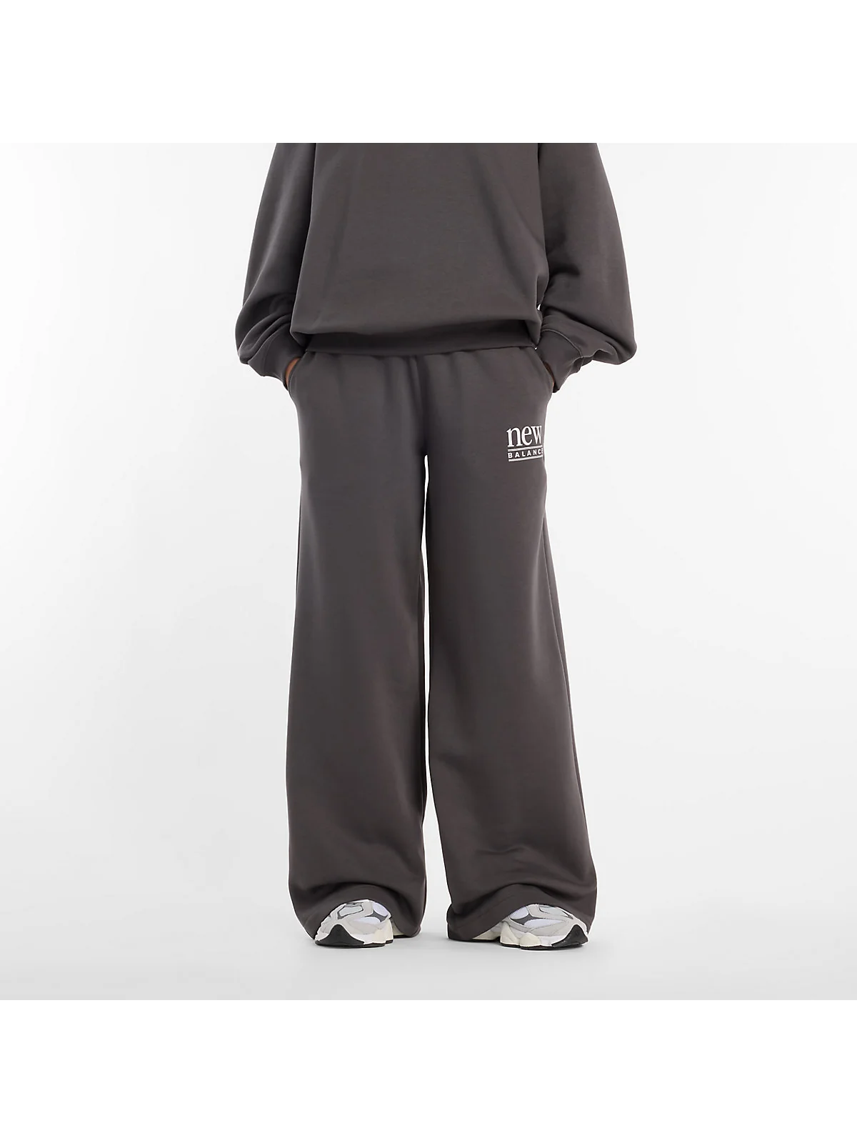 Коричневые флисовые брюки New Balance, вид спереди.