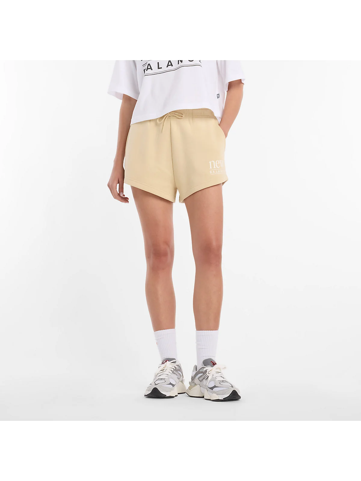 Бежевые флисовые шорты New Balance Reimagined Fleece, вид спереди.