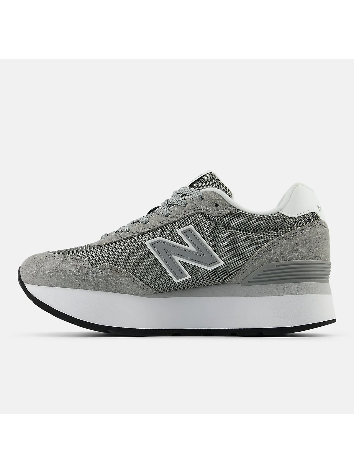 Деталь подошвы и боковой части кроссовок New Balance 515H из замши и сетки.