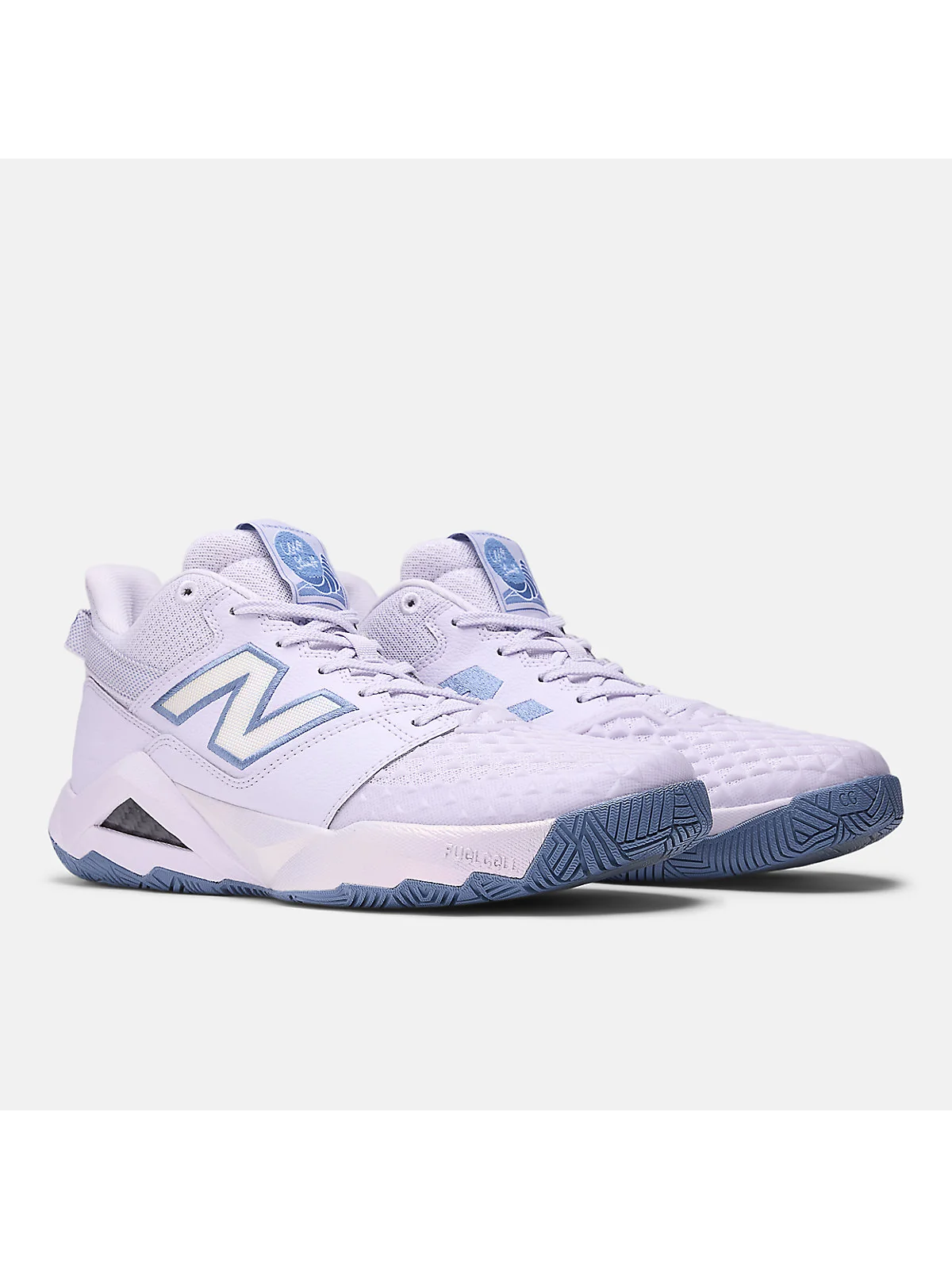 Красные кроссовки New Balance Coco CG2, фронтальный вид обеих туфель.