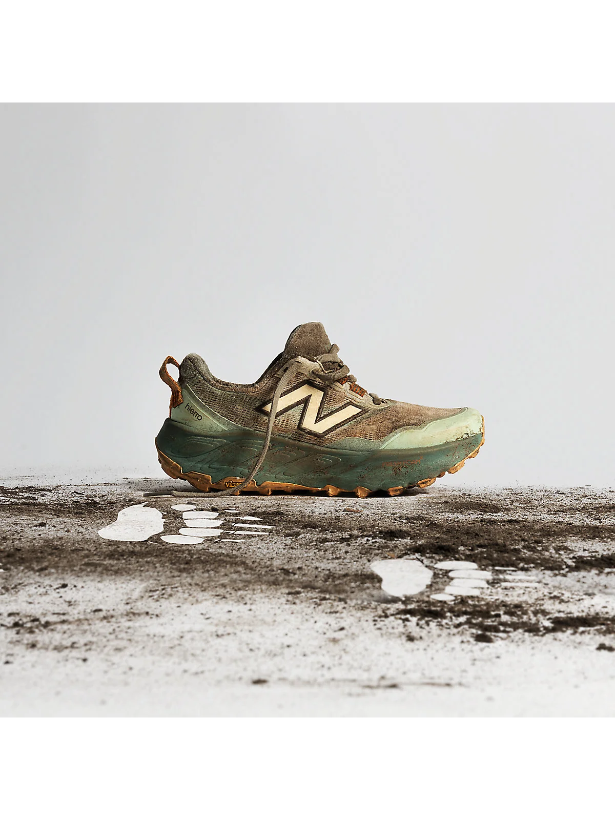 Трейловые кроссовки New Balance Fresh Foam X Hierro v9, вид с зелёной мидсолью.