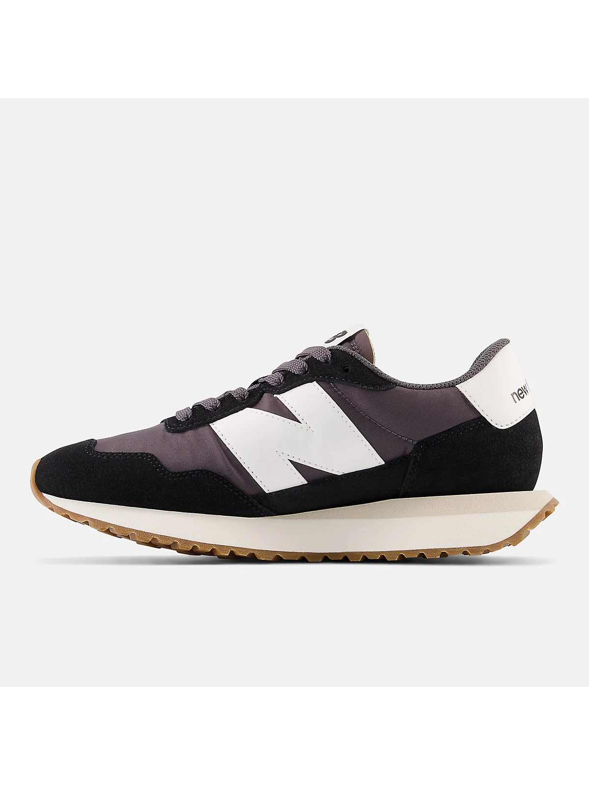 Подошва кроссовок New Balance 237 с коричневым протектором.