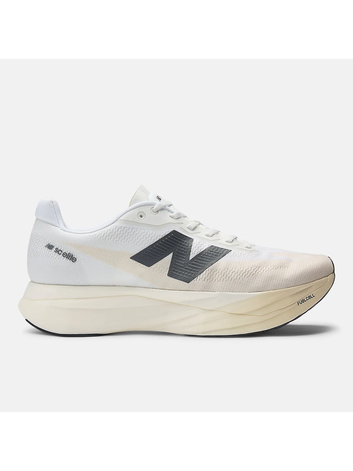 Беговые кроссовки New Balance FuelCell SuperComp Elite v5 белые с золотом, вид сбоку.