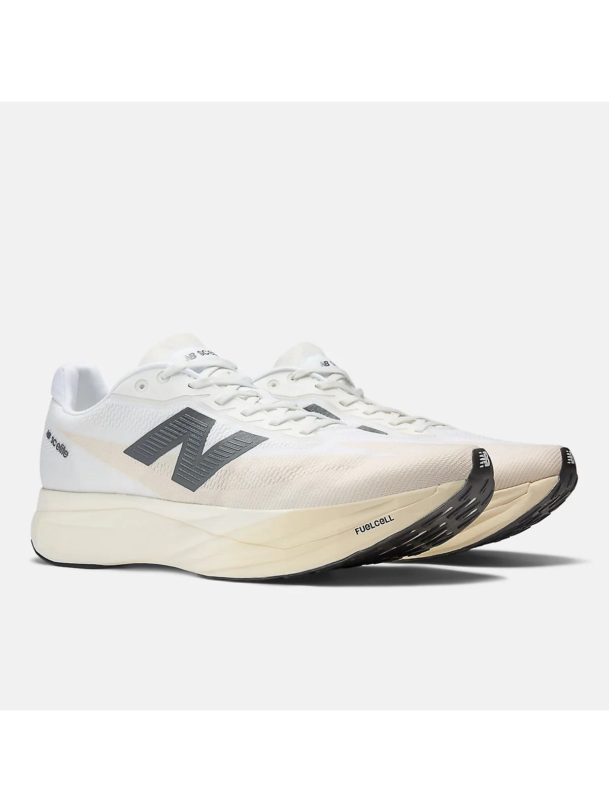 Беговые кроссовки New Balance FuelCell SuperComp Elite v5, вид спереди.