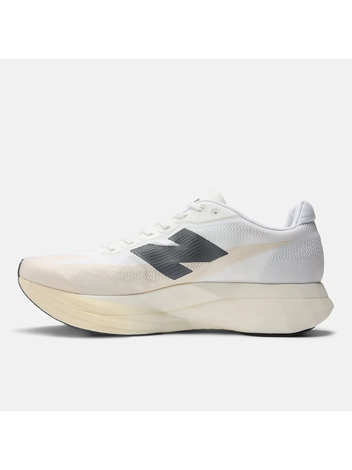 Подошва беговых кроссовок New Balance FuelCell SuperComp Elite v5 с золотым акцентом.