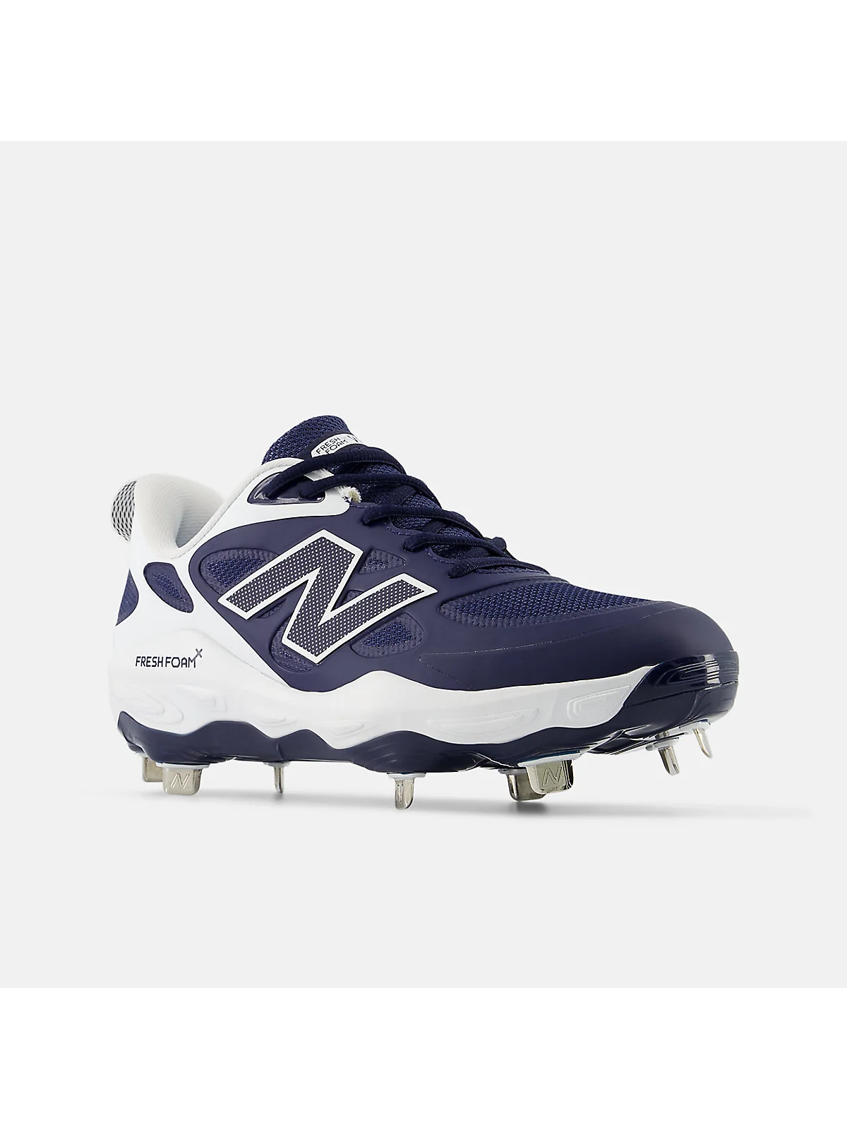 Спортивные бутсы New Balance Velo v4 Metal тёмно-синие, вид спереди.