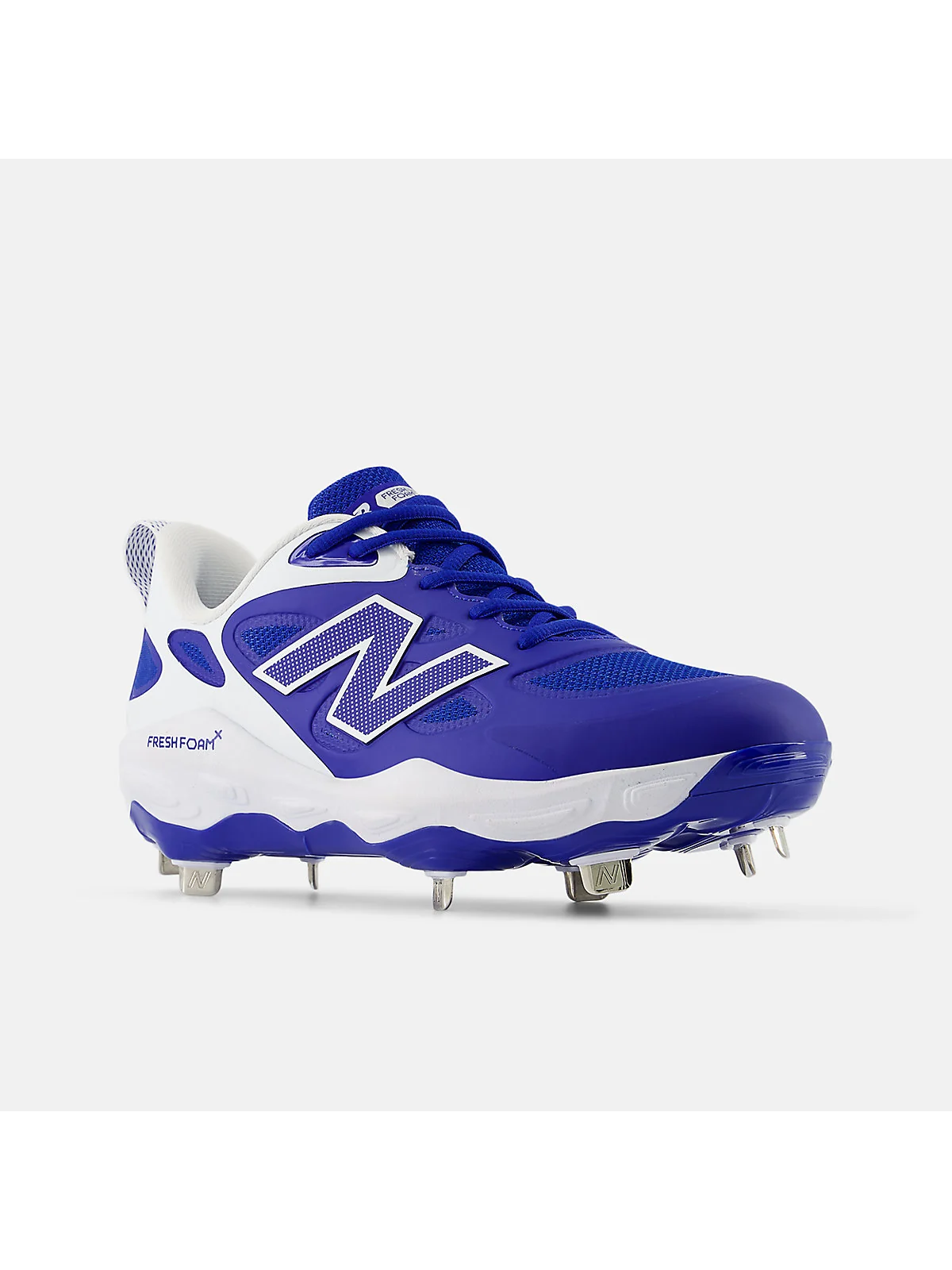 Спортивные бутсы New Balance Velo v4 Metal ярко-синие, вид спереди.