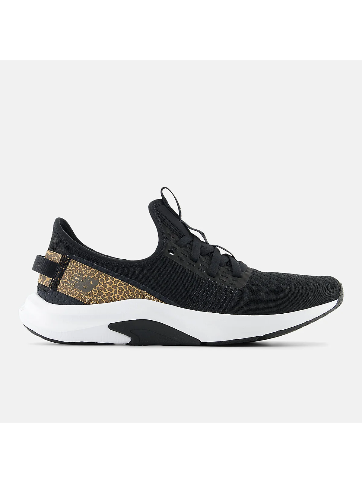 Чёрные кроссовки New Balance DynaSoft Nergize Sport V2 с золотым пятачком, вид сбоку.
