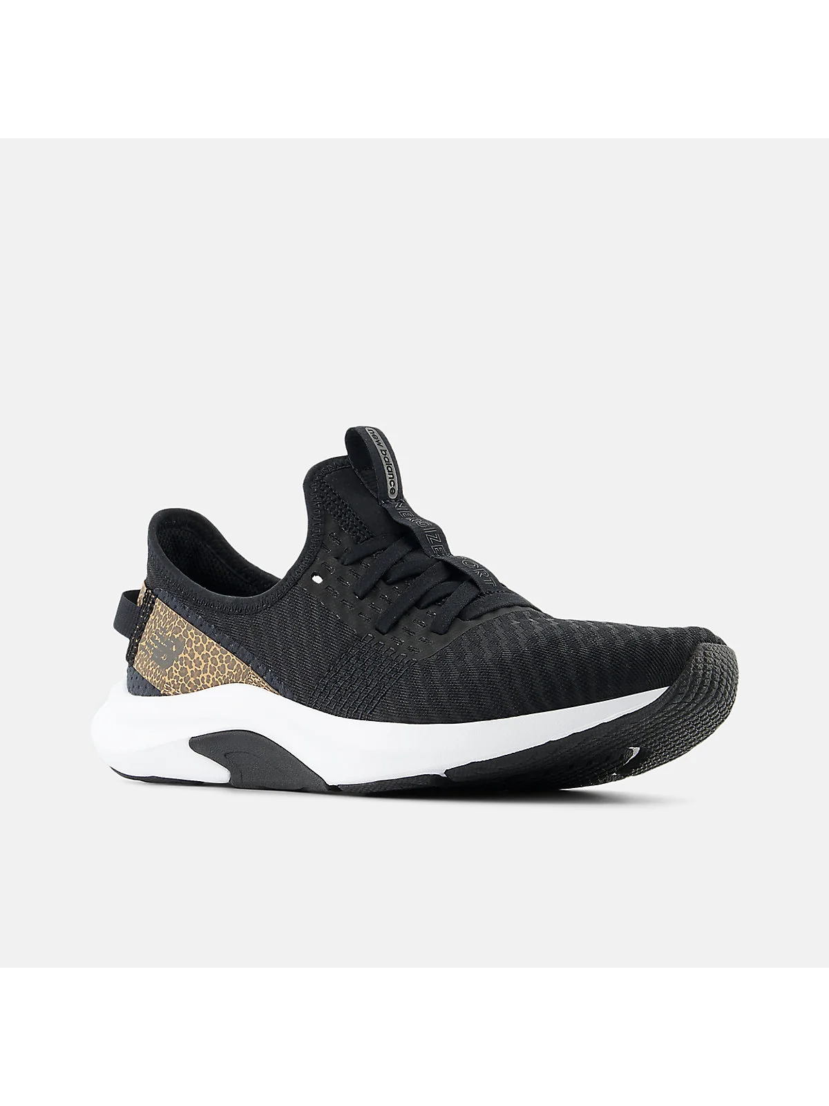 Чёрные кроссовки New Balance с золотым акцентом, три четверти.