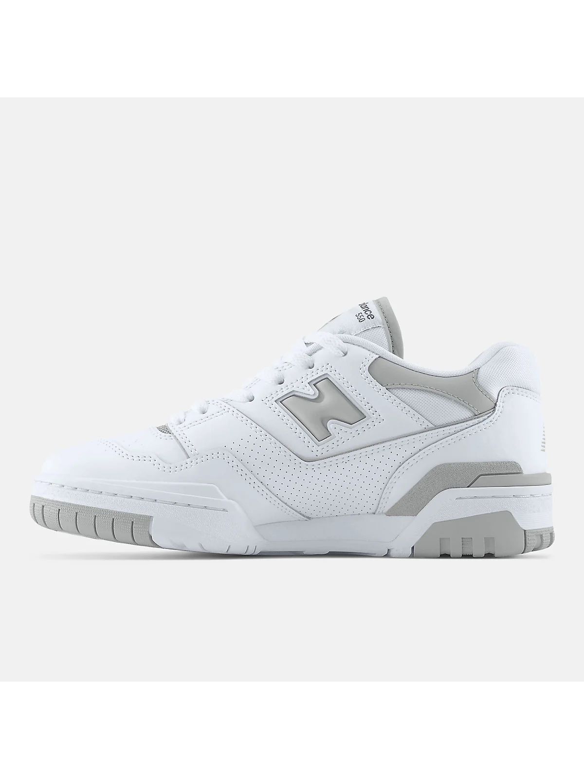 Подошва кроссовок New Balance 550 белого цвета с серыми деталями