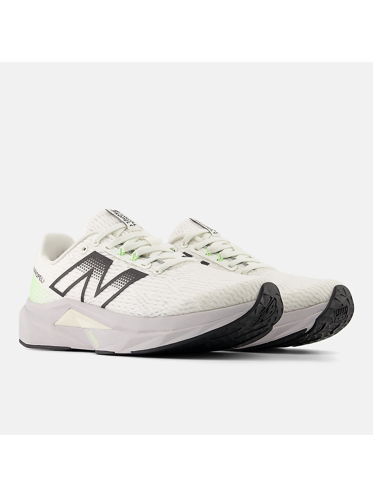 Беговые кроссовки New Balance FuelCell Propel v5 цвета лён с розовой подошвой, вид сзади