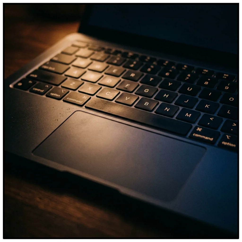 MacBook Air 13 M1 клавиатура и трекпад крупным планом