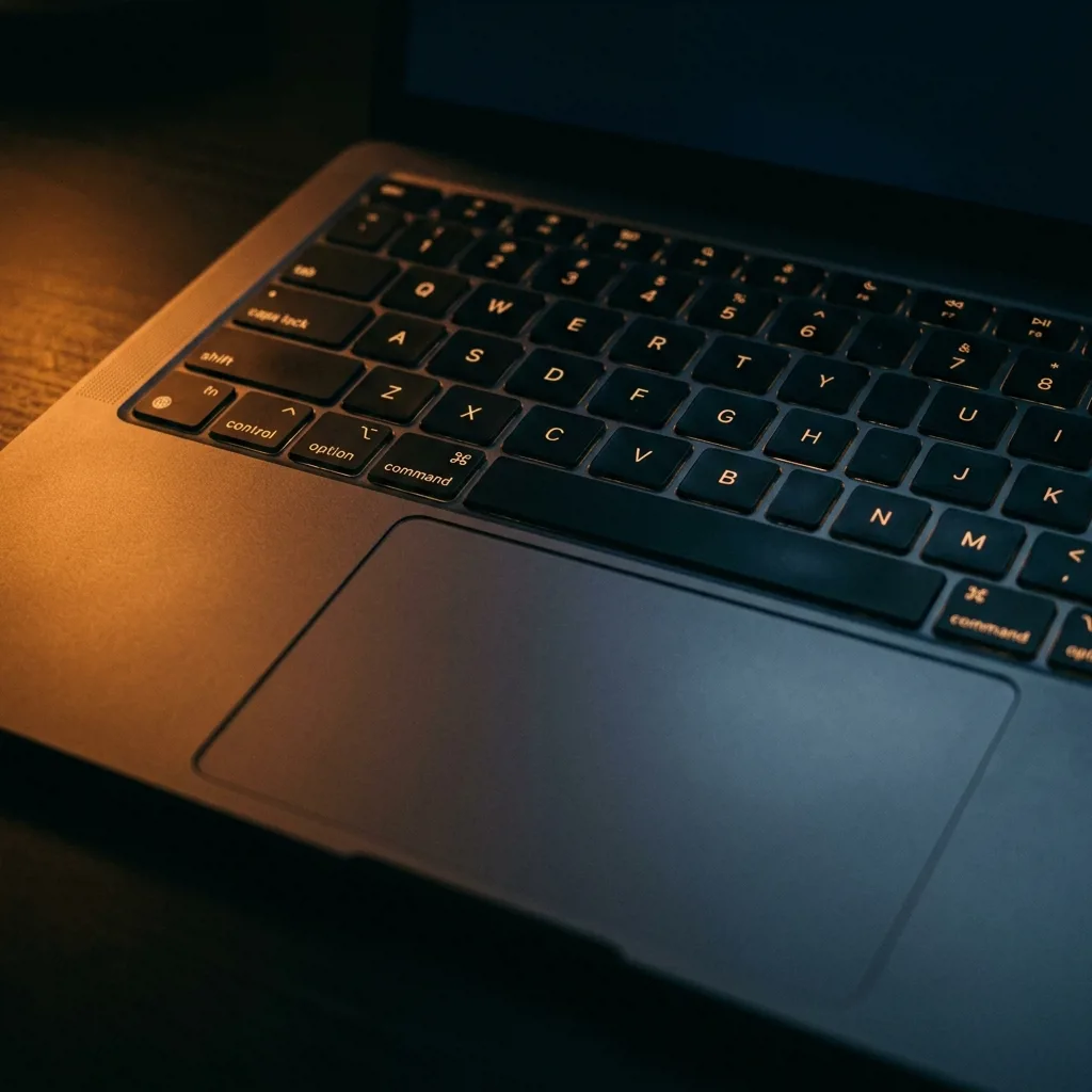MacBook Air 13 M3 — клавиатура и тачпад крупным планом