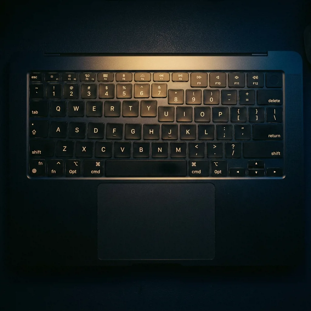 MacBook Pro 14 M2 Pro — клавиатура и трекпад