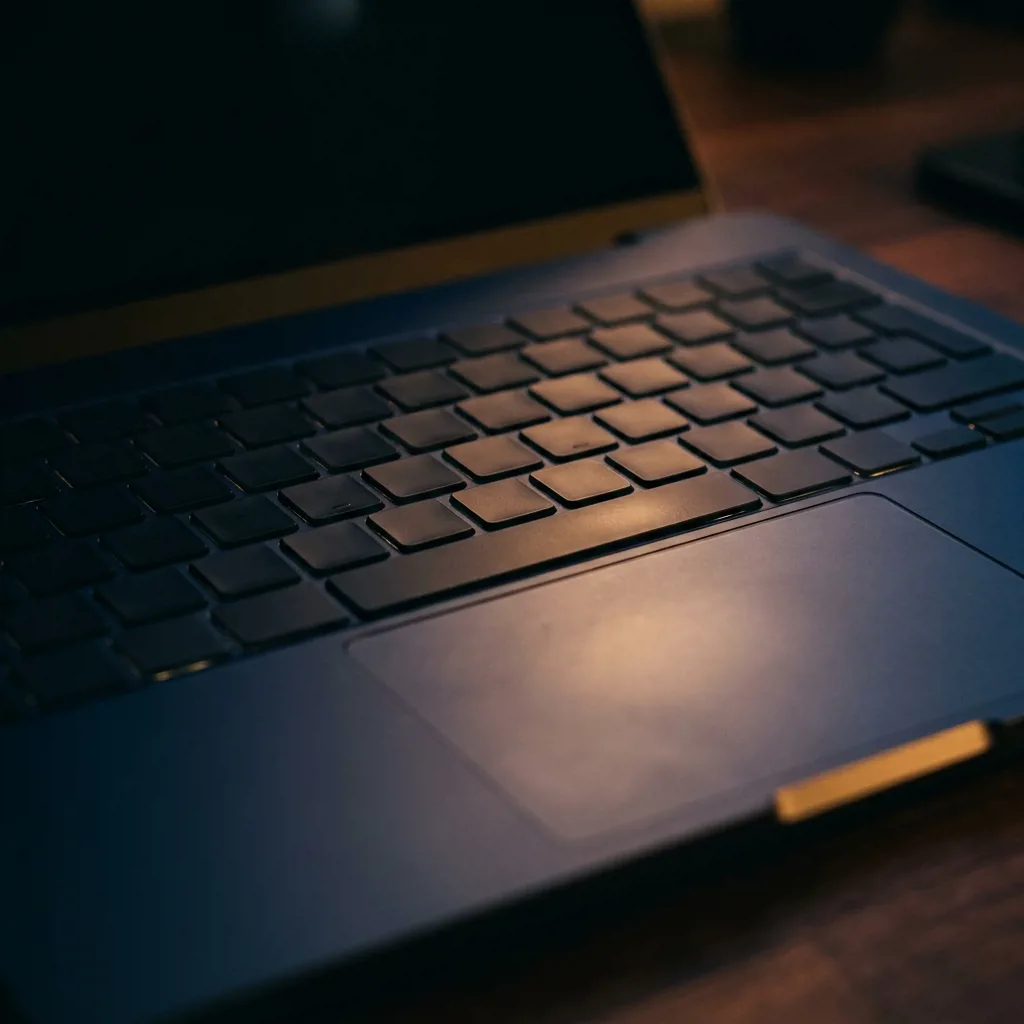 MacBook Pro 14 M1 Pro — клавиатура и трекпад крупным планом