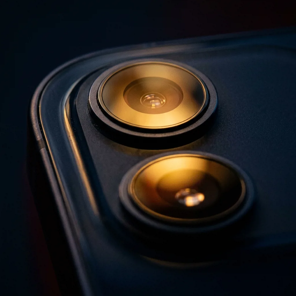 Камера iPhone 12 крупным планом