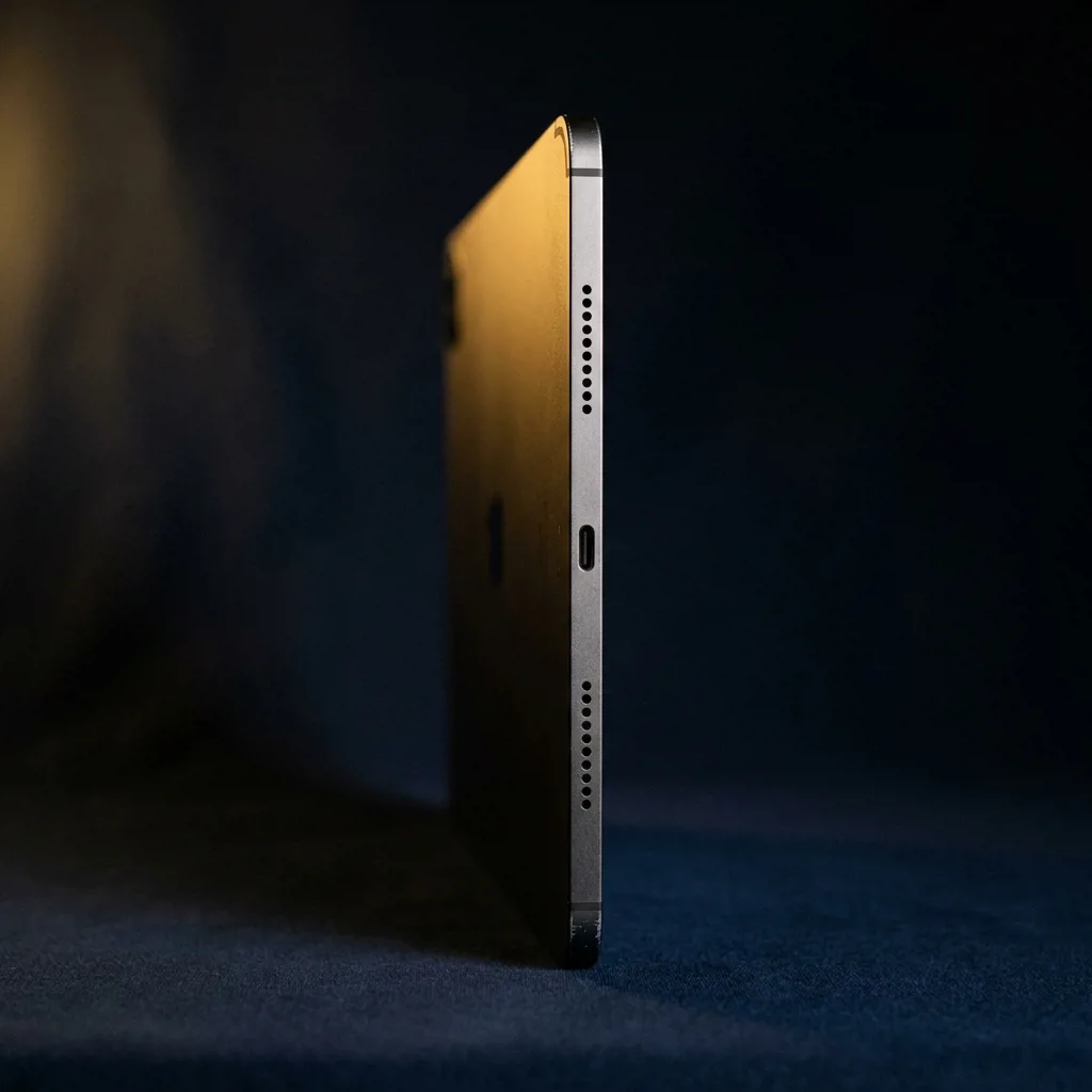 iPad Pro 11 M2 сбоку — тонкий корпус и разъём USB-C