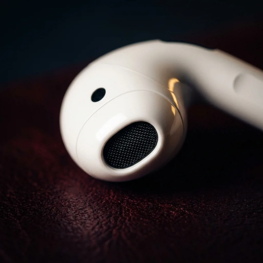 Наушники AirPods 3 крупным планом — состояние корпуса