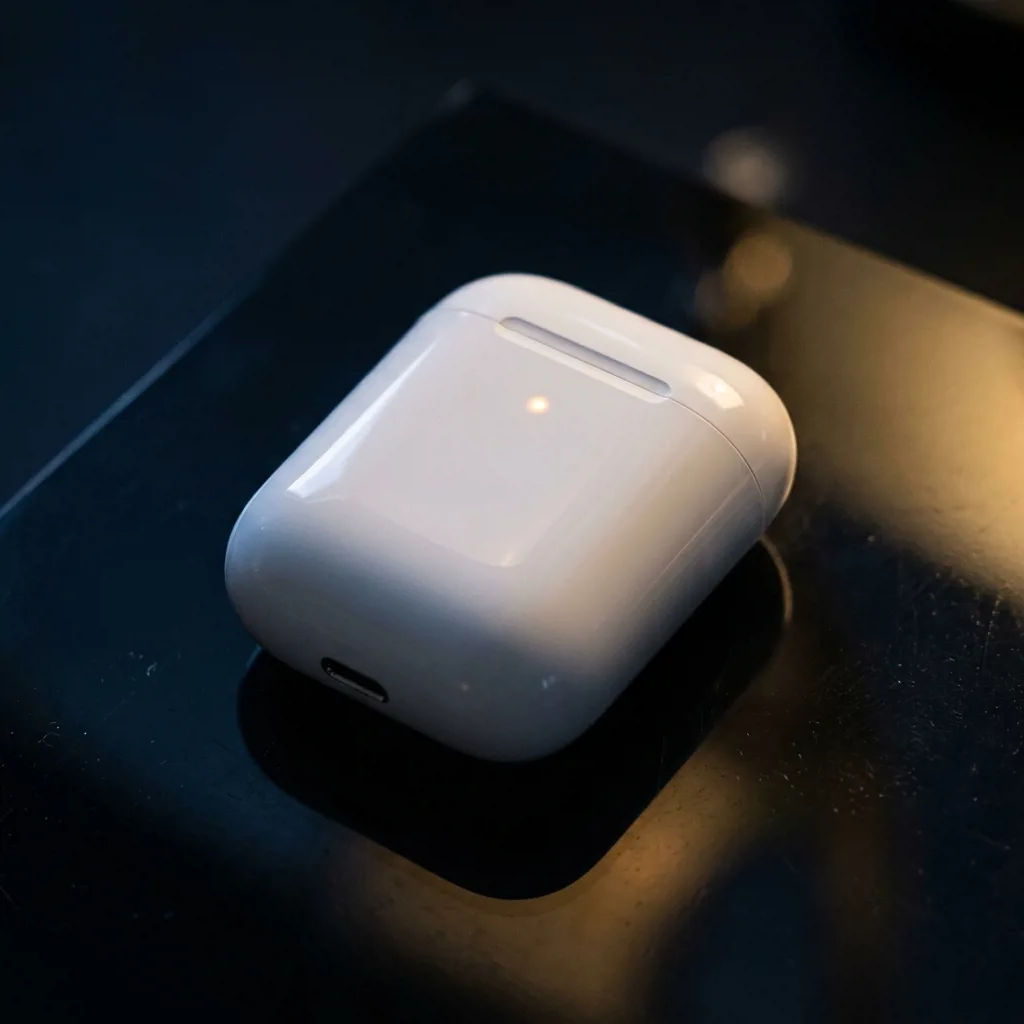 AirPods 2 — зарядный кейс с индикатором
