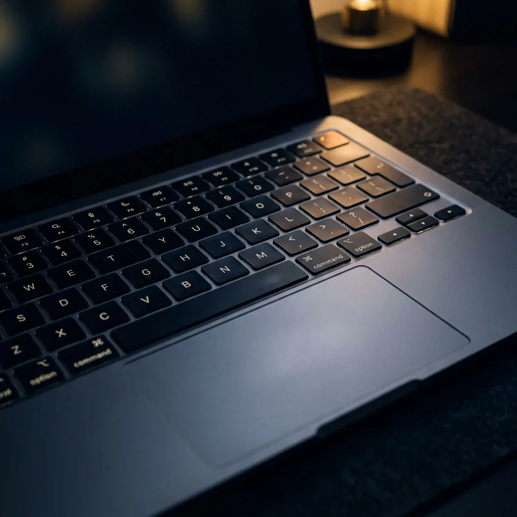 MacBook Air 13 M2 — клавиатура и трекпад крупным планом