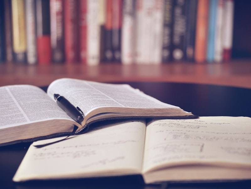 Преподаватель английского языка ведёт занятие в группе