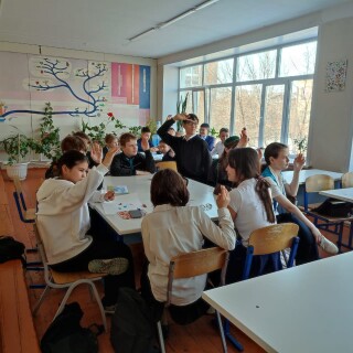 "Жер Сағаты" халықаралық экологиялық акциясы аясында мектепте экологиялық мәдениетті және қоршаған ортаға жауапкершілікпен қарауды қалыптастыруға бағытталған дөңгелек үстел өткізілді