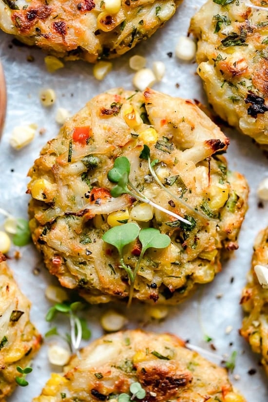 Запеченные крабовые котлеты с кукурузой