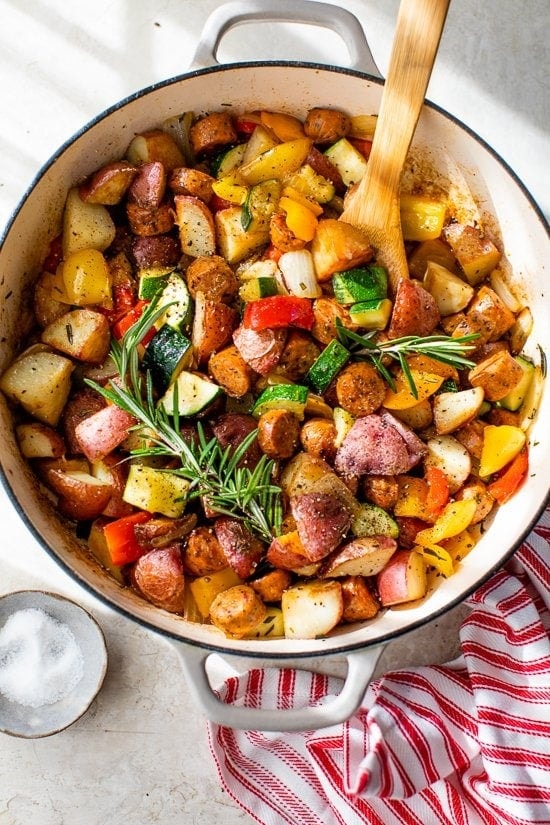 Летние овощи с куриной колбасой и картофелем