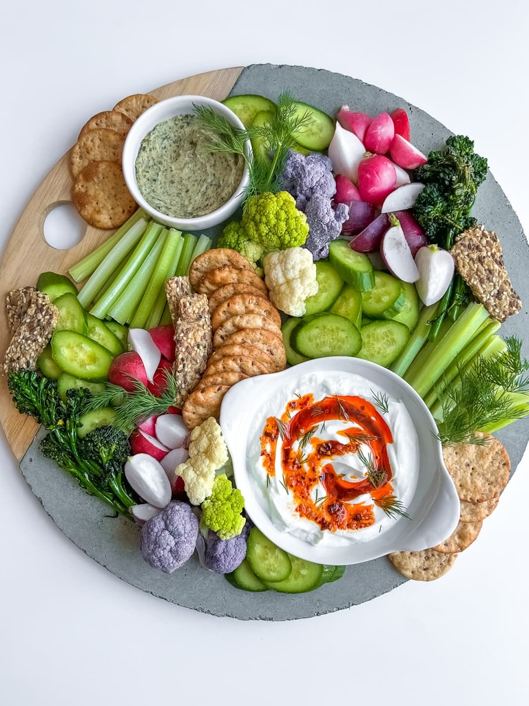 Овощная тарелка с дипами