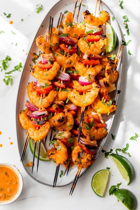 Шашлычки из креветок с кокосом и красным карри