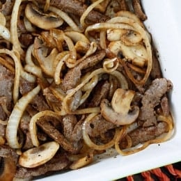 Быстрая говядина на сковороде с луком и грибами