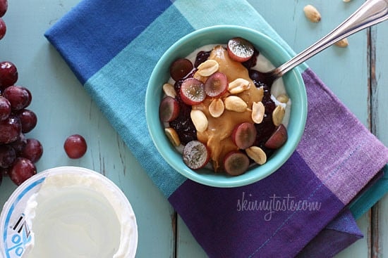 Йогурт с арахисовой пастой и джемом