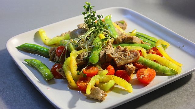 Теплый салат из индейки с горошком и перцем
