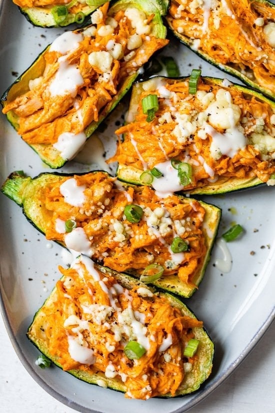 Лодочки из цукини с курицей буффало
