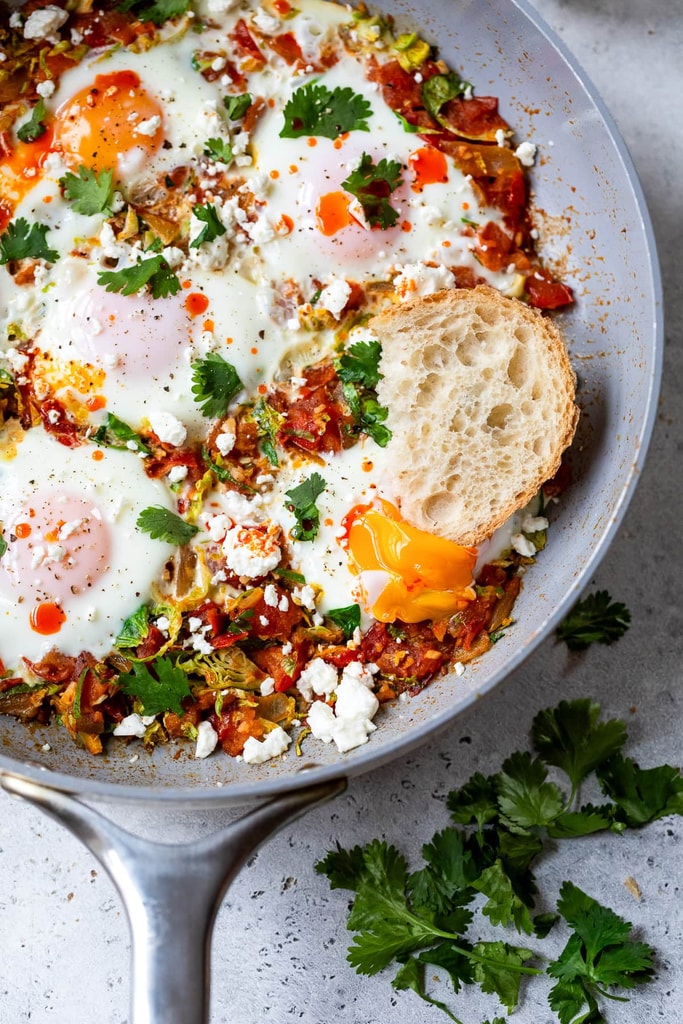 Шакшука с брюссельской капустой и сыром фета