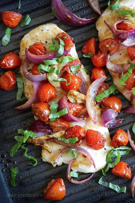 Курица с запеченными помидорами и луком
