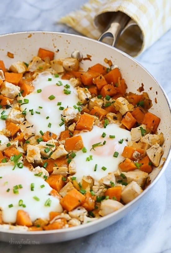 Сковорода из батата с курицей и яйцами