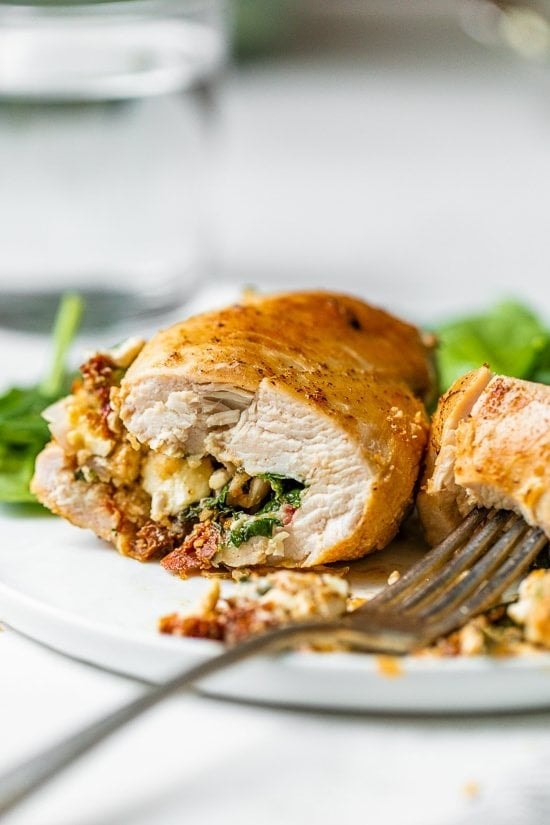 Куриная грудка, фаршированная шпинатом, томатами и фетой